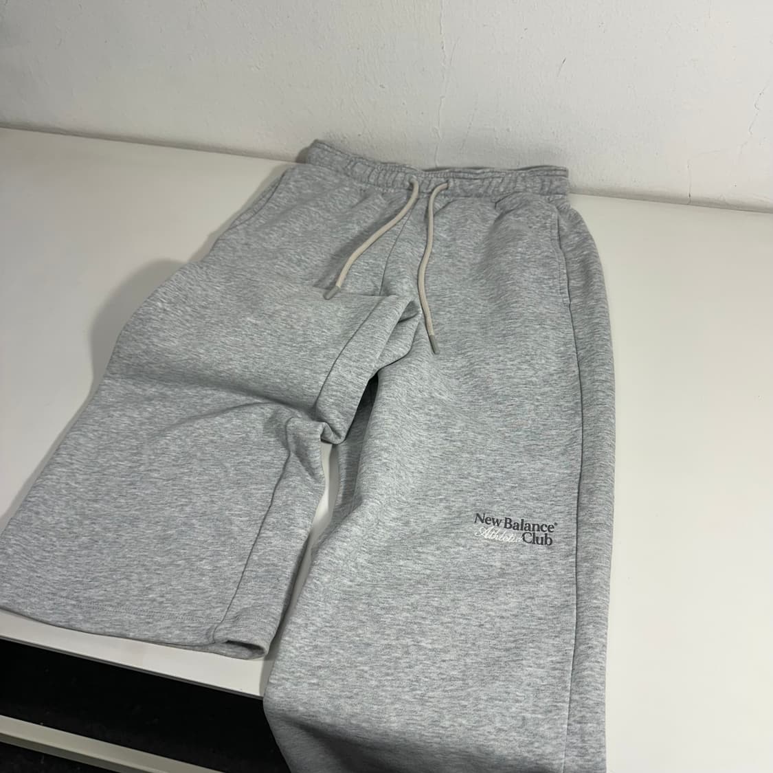 우먼S 뉴발란스 그레이 일자핏 스웻팬츠 상품이미지1