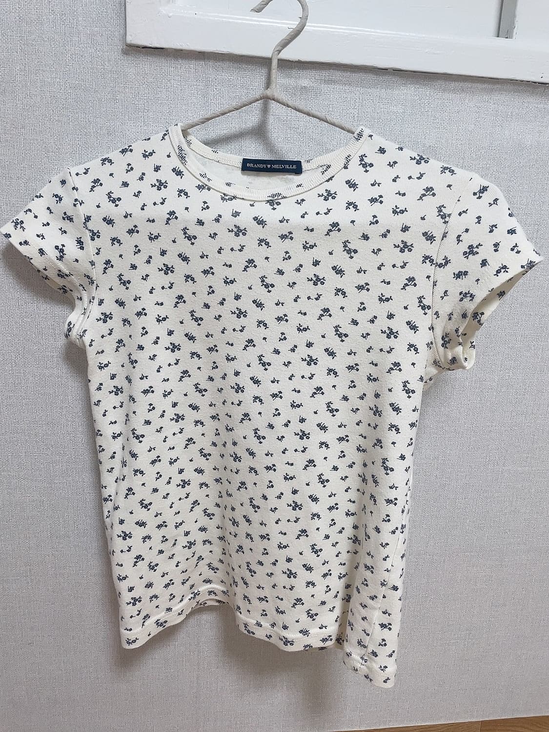 브랜디멜빌 플로럴 크림 네이비 꽃무늬 티셔츠 반팔 탑 상품이미지1