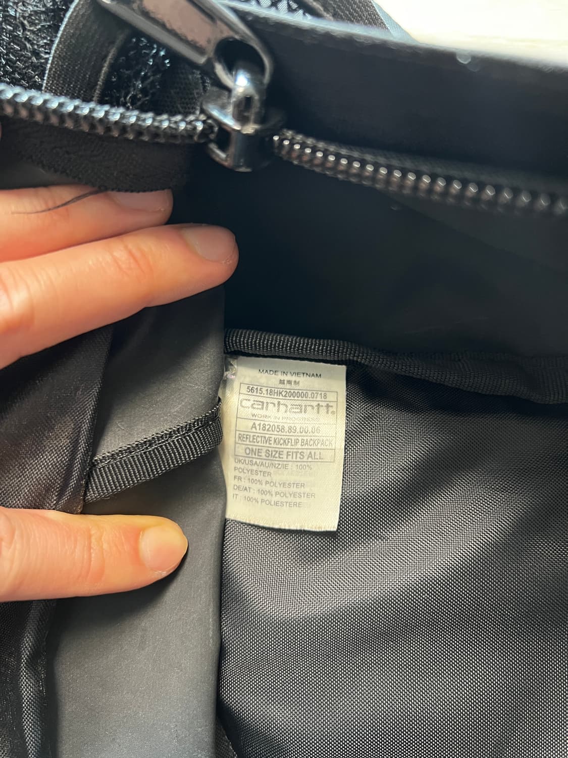 칼하트 WIP 리플렉티브 킥플립 백팩 & 스몰 백 세트 상품이미지4