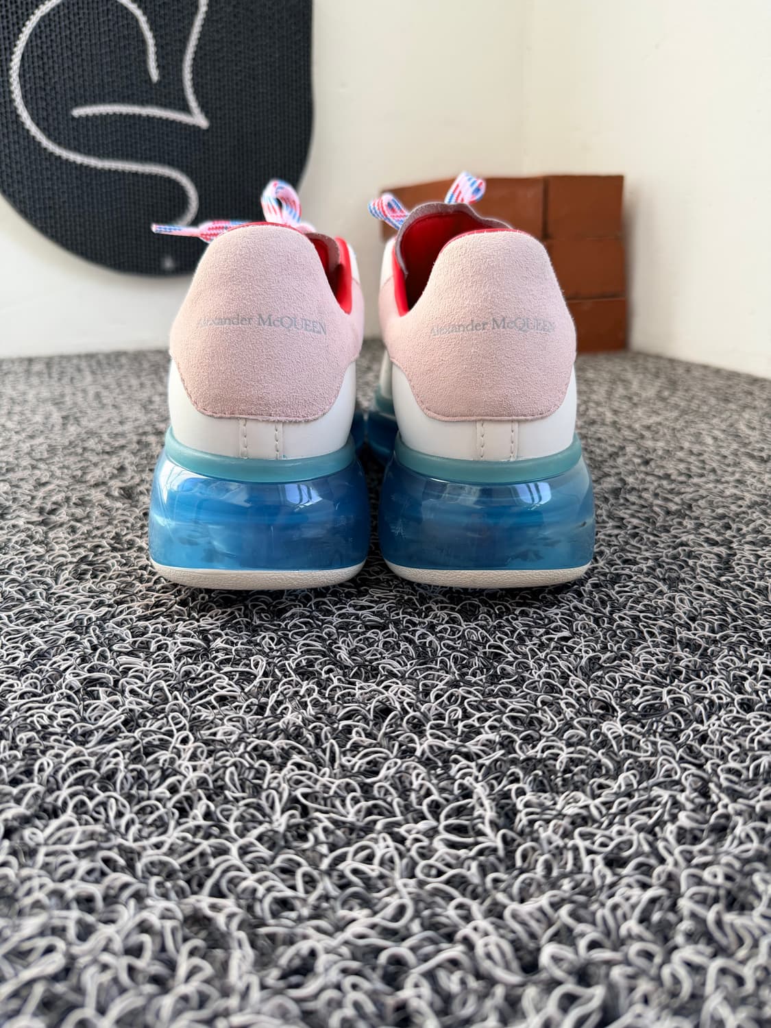 알렉산더 맥퀸 투명 에어솔 스니커즈 (화이트/블루) 상품이미지3