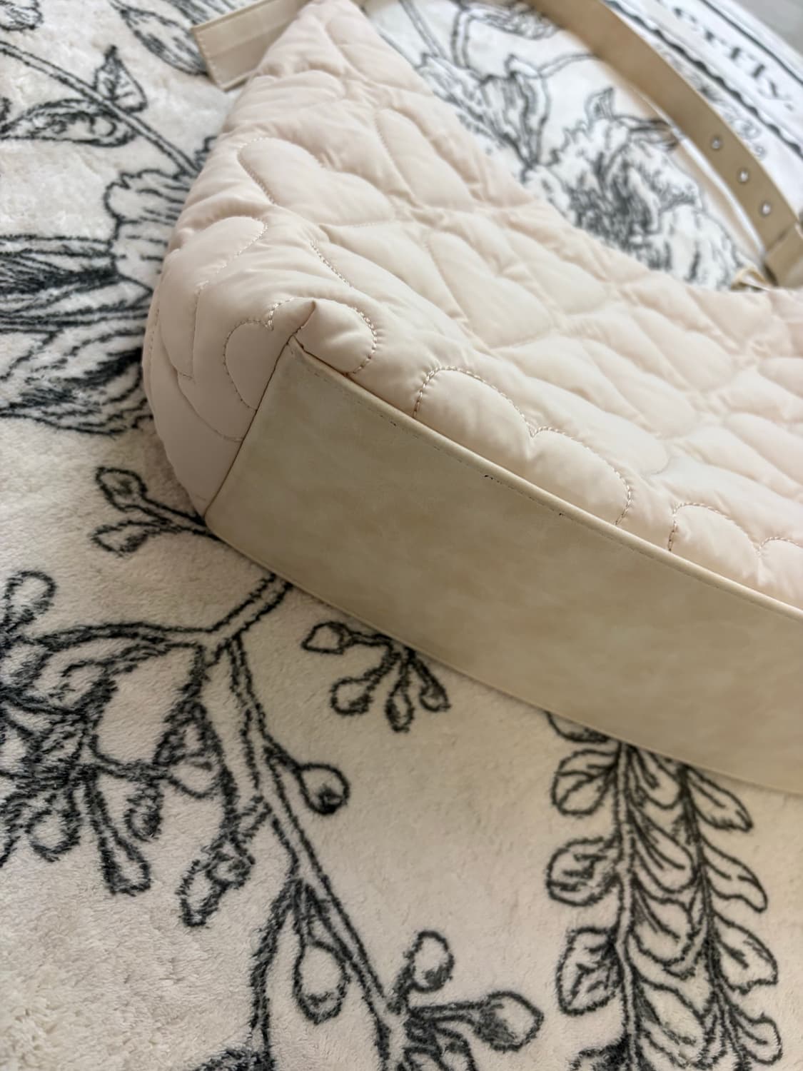 홀리 러브스 러브 퍼지백 (Fudge Bag) 아이보리 하트 상품이미지2