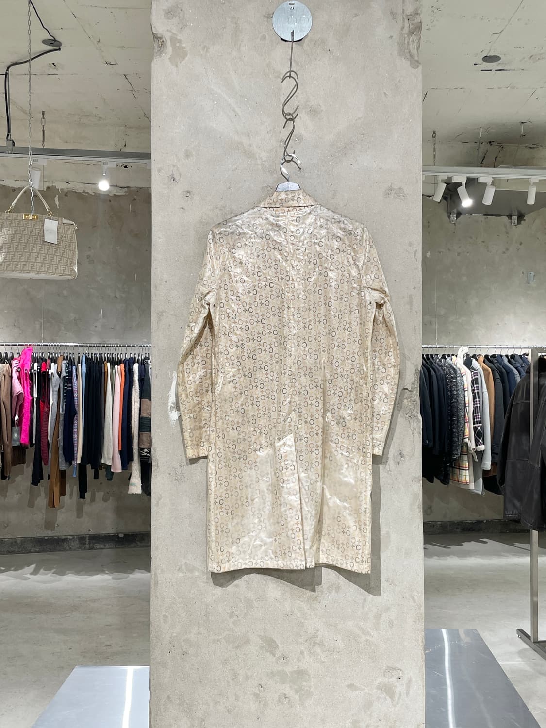 셀린느 트리오페 모노그램 스냅 버튼 폴리우레탄 코트 상품이미지6