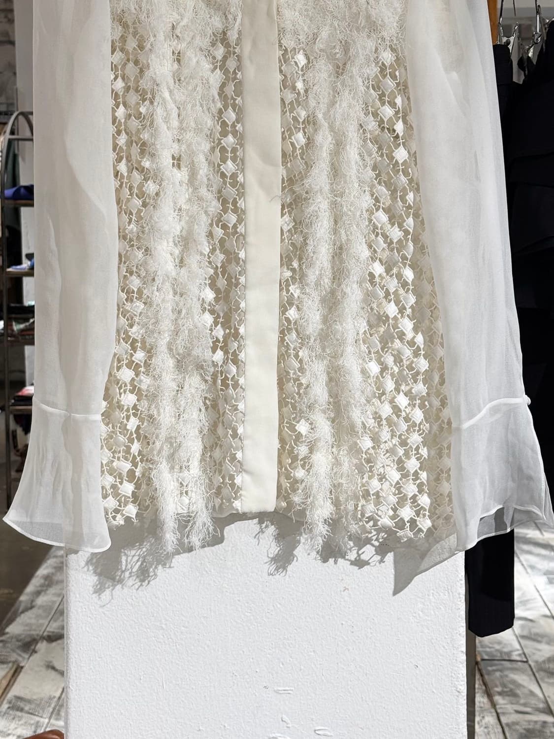 끌로에 화이트 펀칭 쉬어 블라우스 상품이미지5