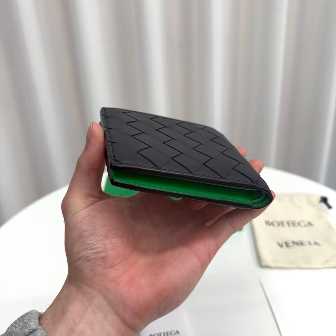 [25년 / 1회 착용] 보테가베네타 투톤 반지갑 블랙 그린 상품이미지7