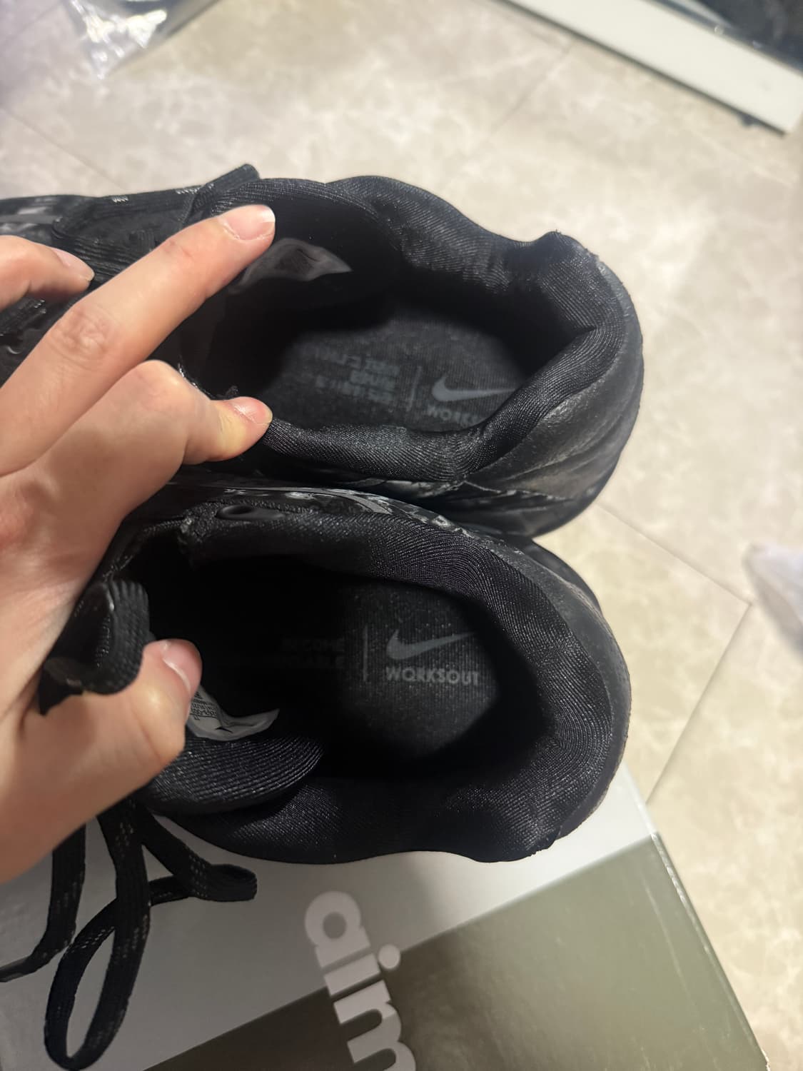 275사이즈 나이키 웍스아웃 에어맥스95 블랙 상품이미지3