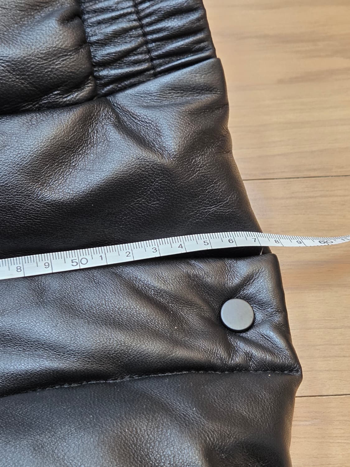 ROBO 브랜드의 검정색 레더 패딩 조끼입니다. 겉은 가죽, 안감은 패딩 상품이미지6