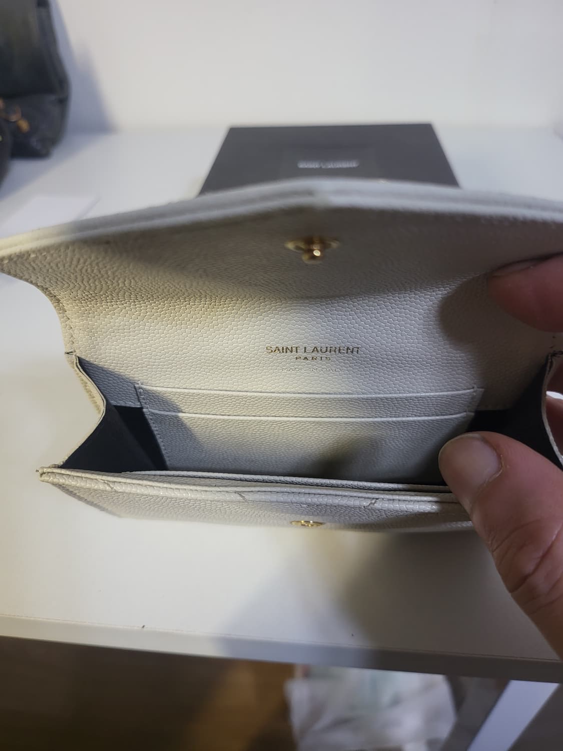 생로랑 모노그램 플랩 반지갑  상품이미지5