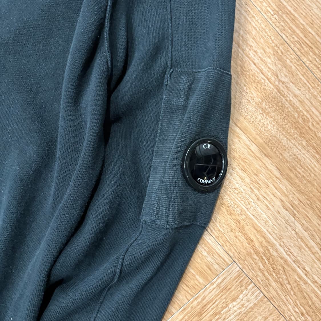 씨피컴퍼니 절개 디테일 니트 상품이미지3