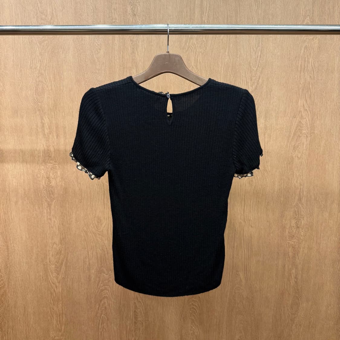 지방시 부티크 리브 니트 반팔 티셔츠 도트 쉬폰 프릴 디테일 블랙 상품이미지3