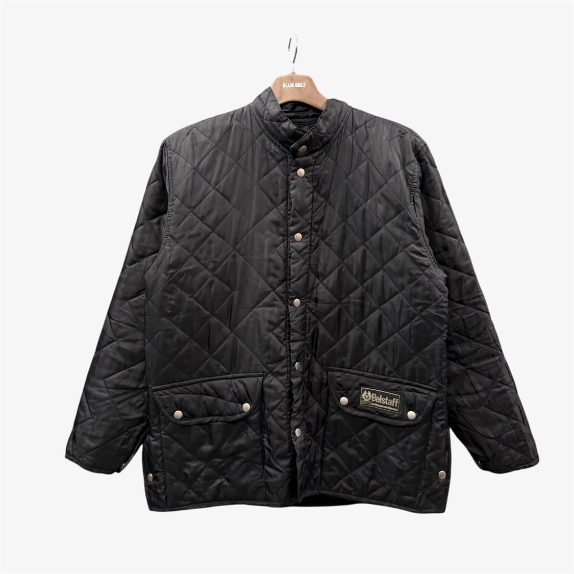 벨스타프 퀼팅 누빔자켓 로고패치 밑단버튼 디테일 블랙 상품이미지1