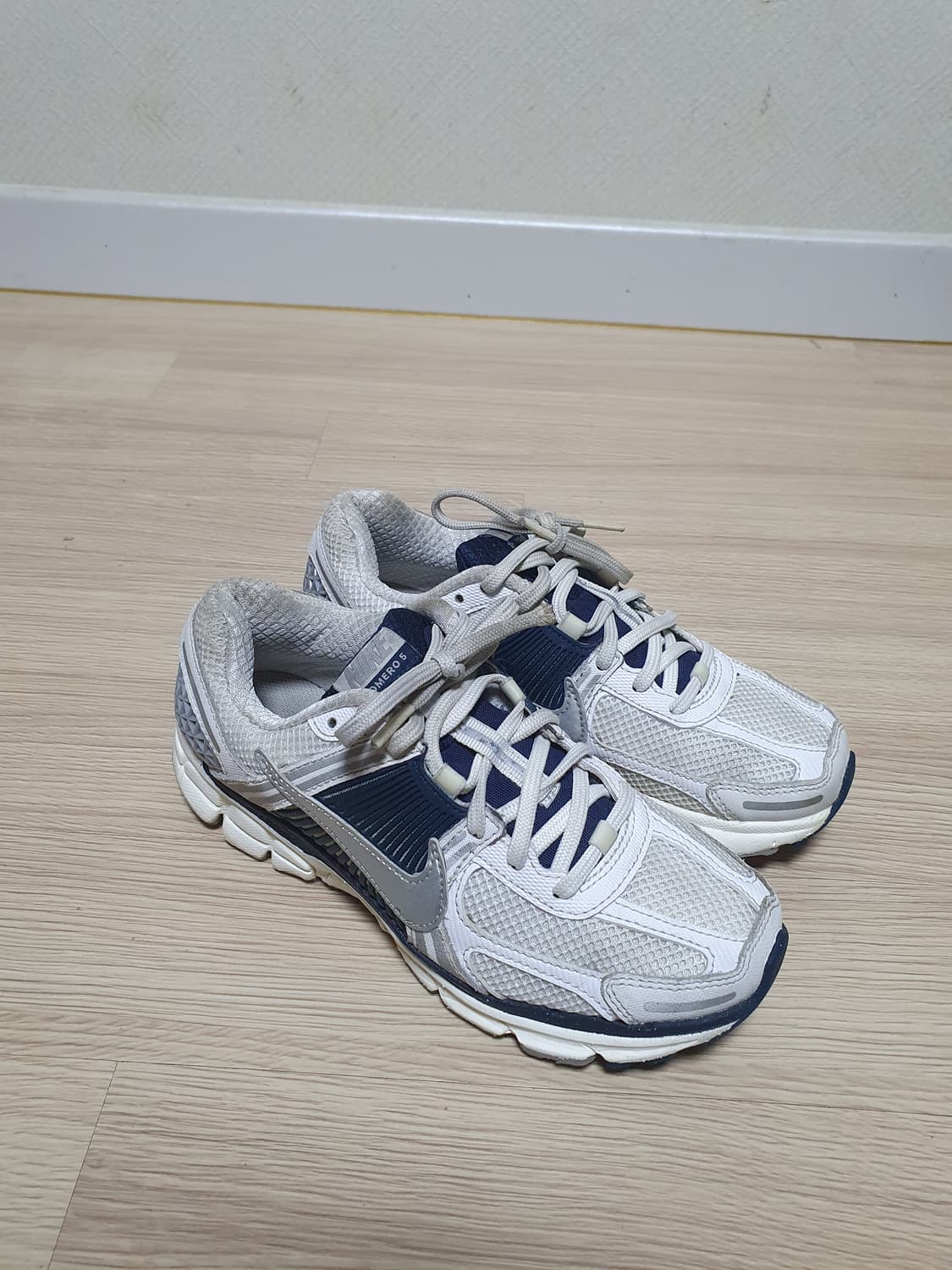 나이키 줌 보메로5 운동화 235 상품이미지2