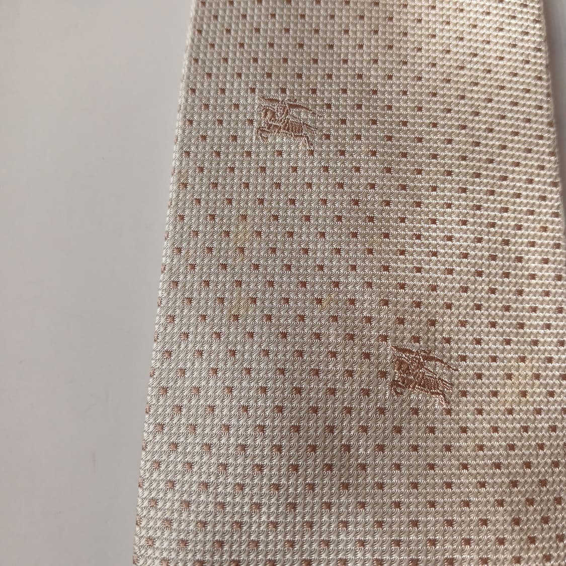 버버리 실크 베이지 크레스트 패턴 넥타이 9.8cm A등급 A19390
 상품이미지5