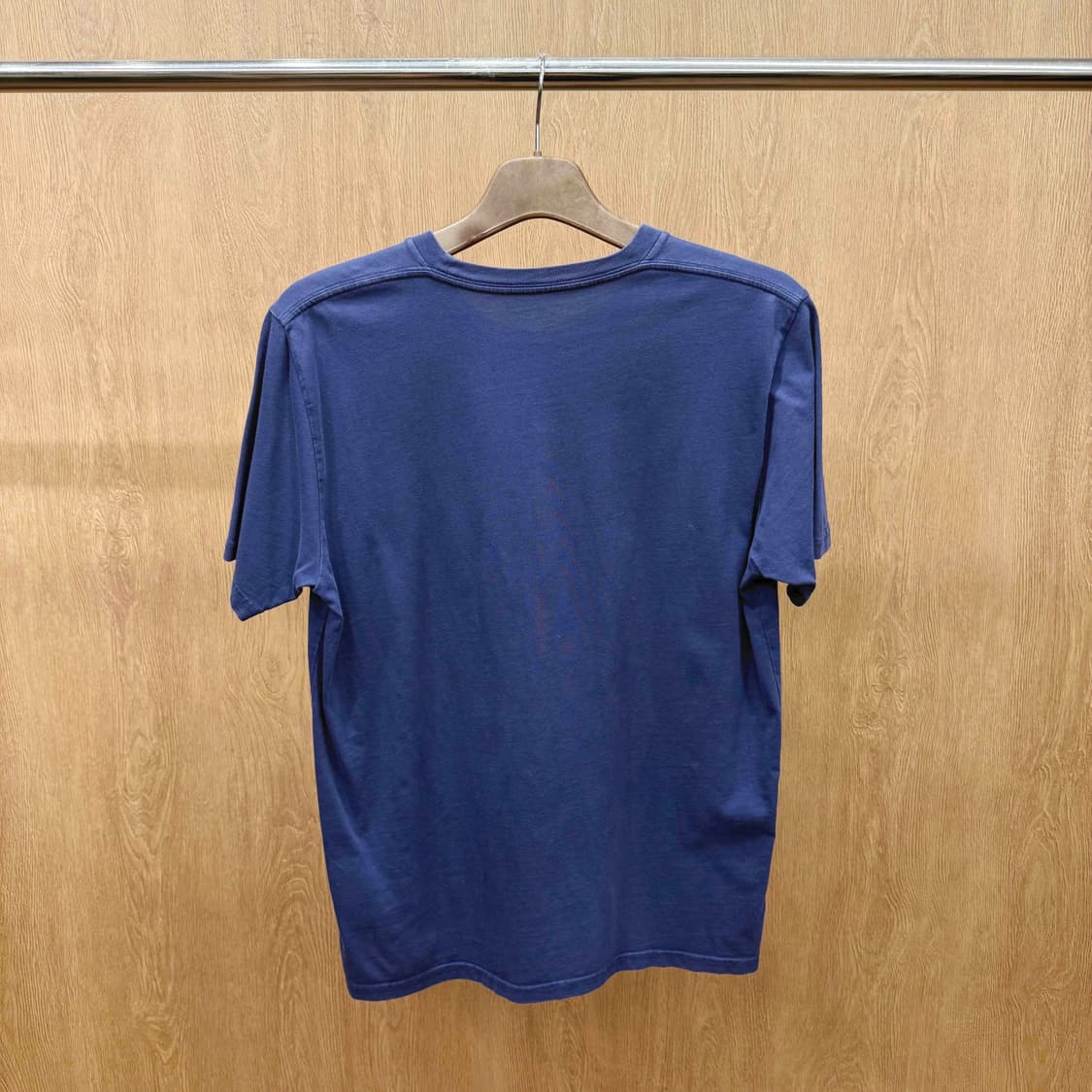 칼하트 그래픽 프린팅 반팔 티셔츠 빅로고 아트워크 디테일 네이비 상품이미지3