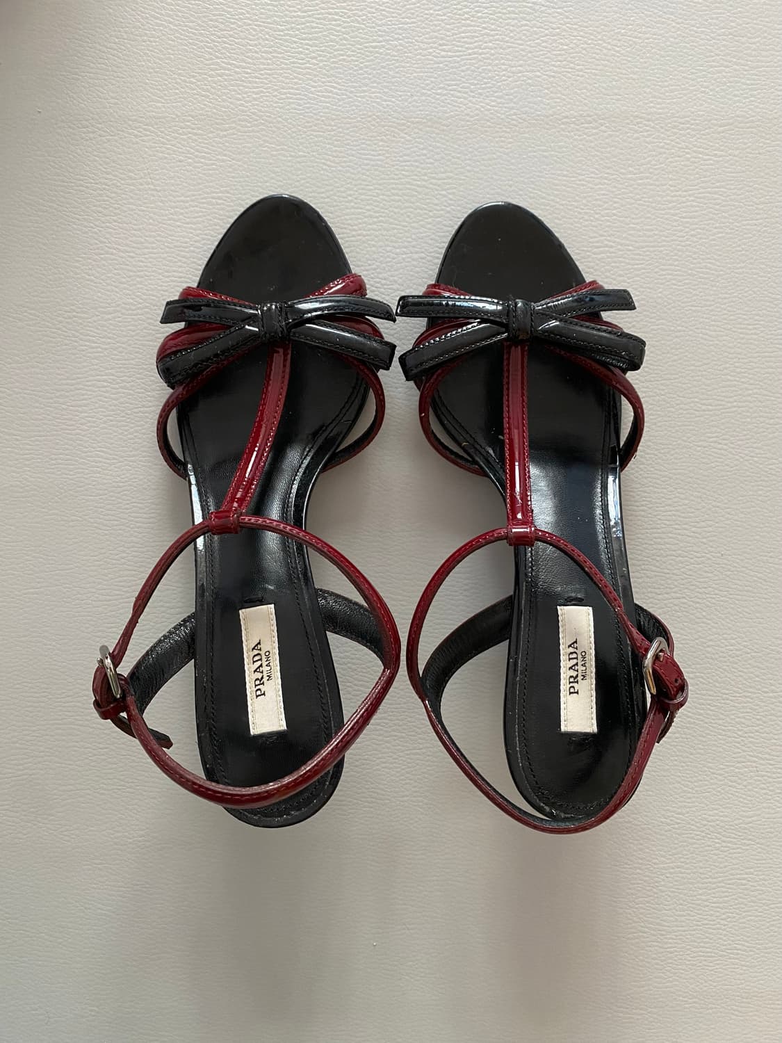 [프라다] (정품) 페이턴트 리본 T-스트랩 샌들 (37/235~240) 상품이미지1