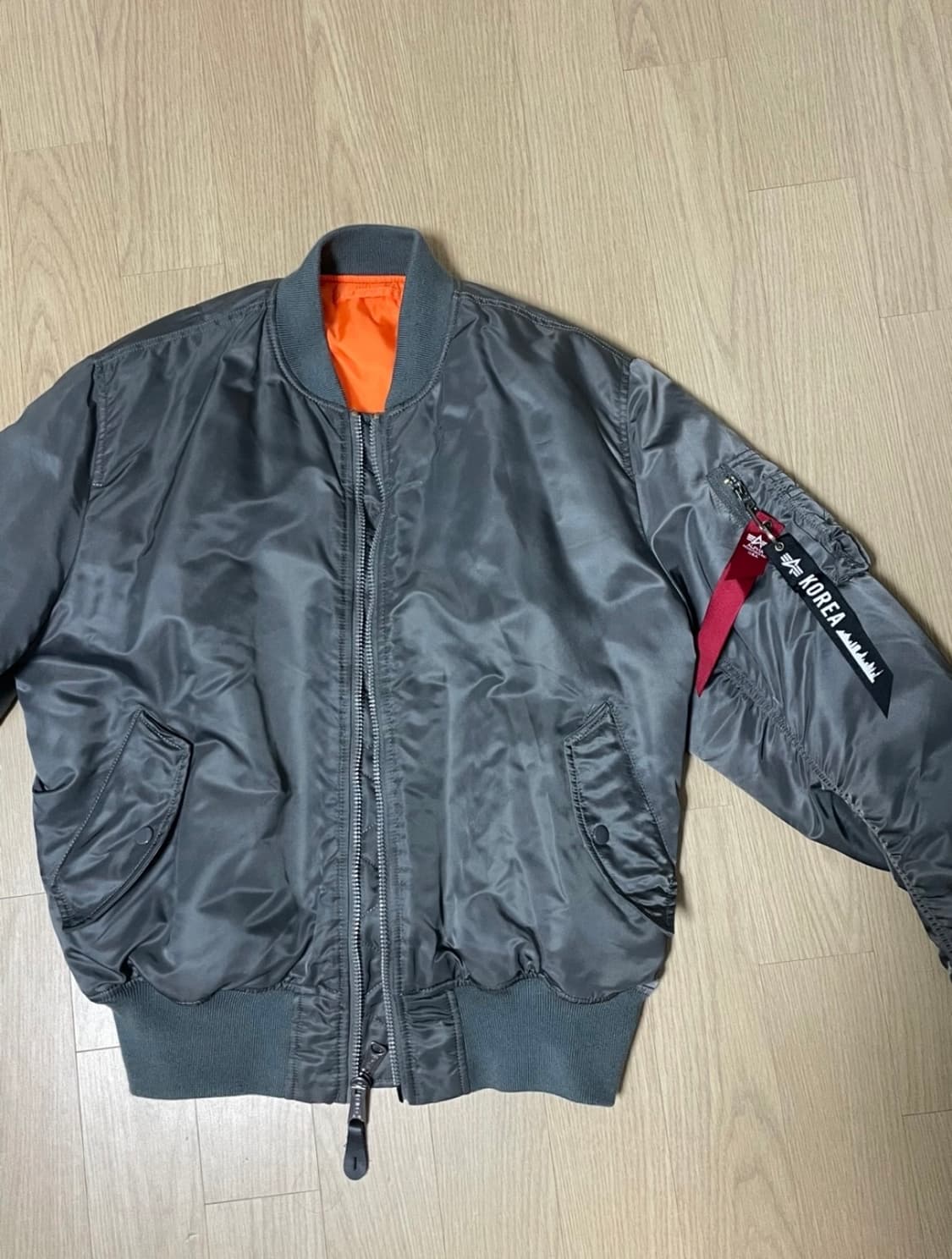 알파인더스트리 ma-1 건메탈 L사이즈입니다. 상품이미지1