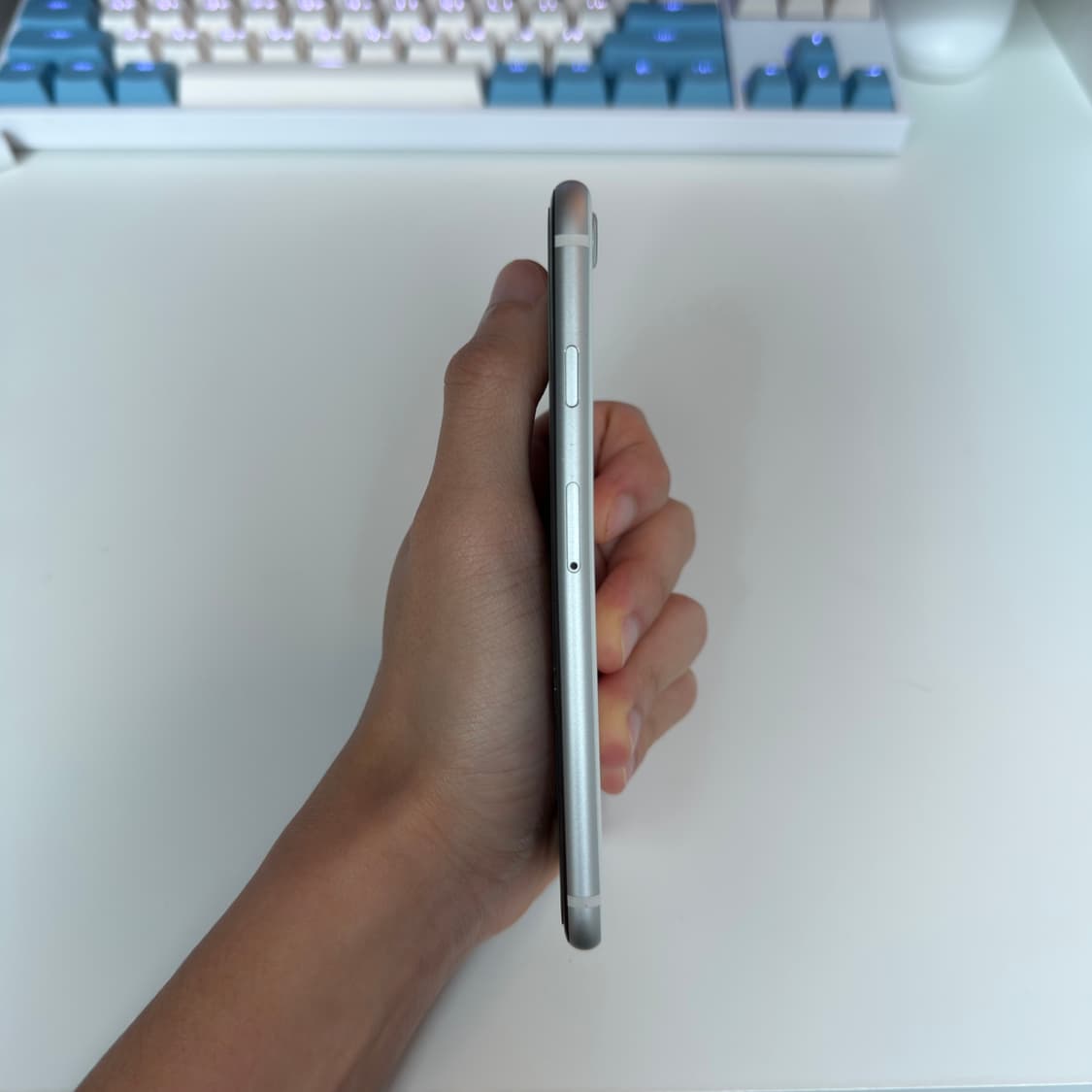 아이폰 se2 256g 화이트+정품 가죽 케이스 상품이미지3