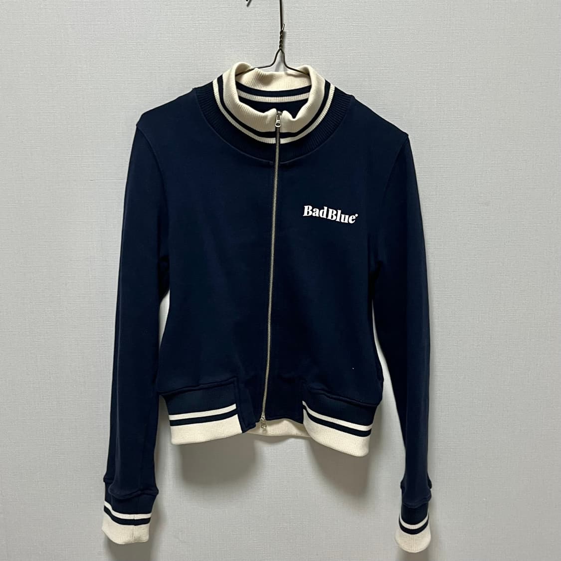 배드블러드 로고 크롭 집업 네이비 상품이미지3