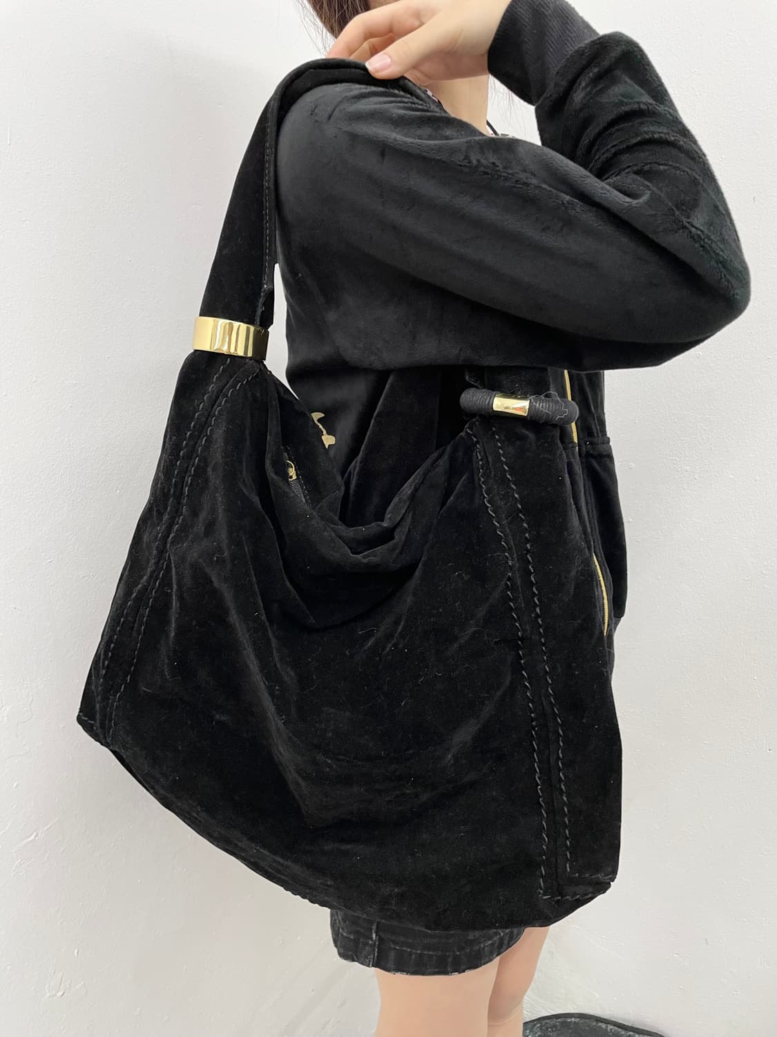 JPN 블랙 벨벳 골드 링 호보백 상품이미지2