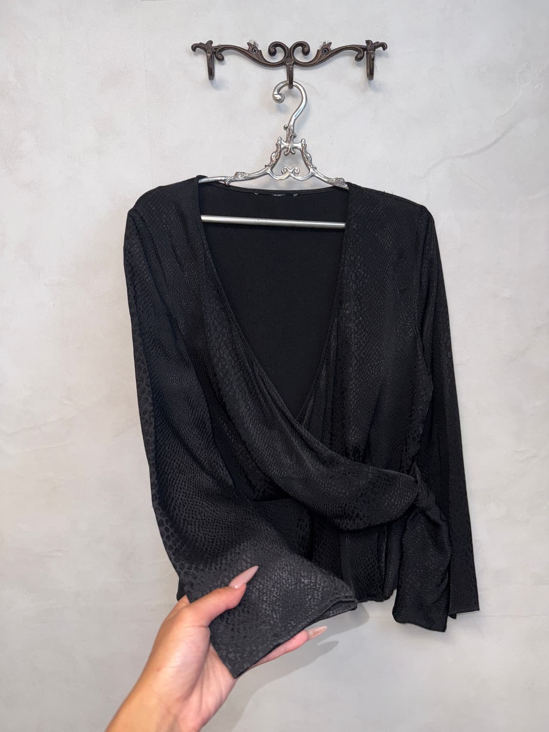 Black python satin ruffle wrap blouse 상품이미지4