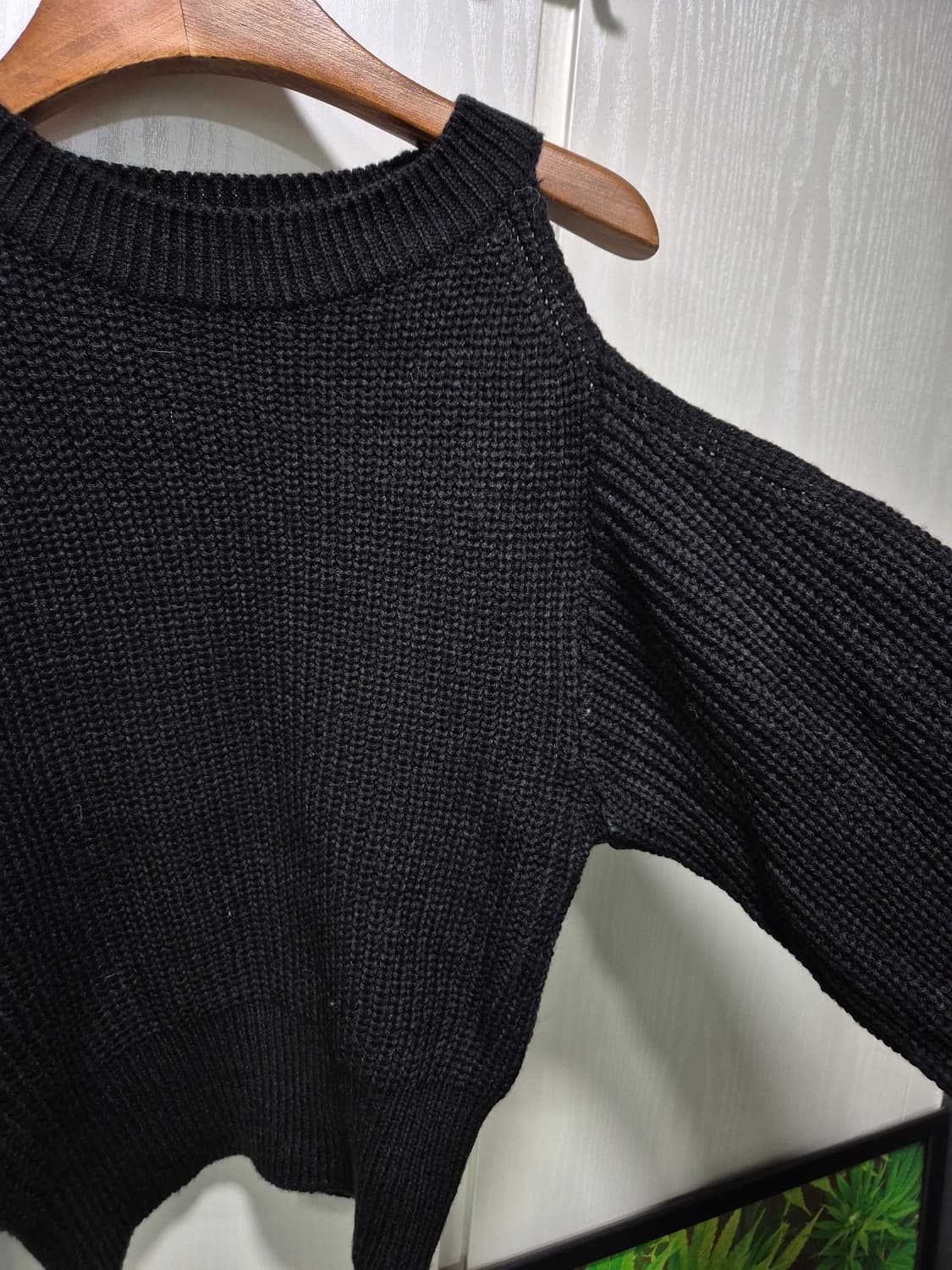 컷아웃 크롭 니트 블랙 상품이미지4