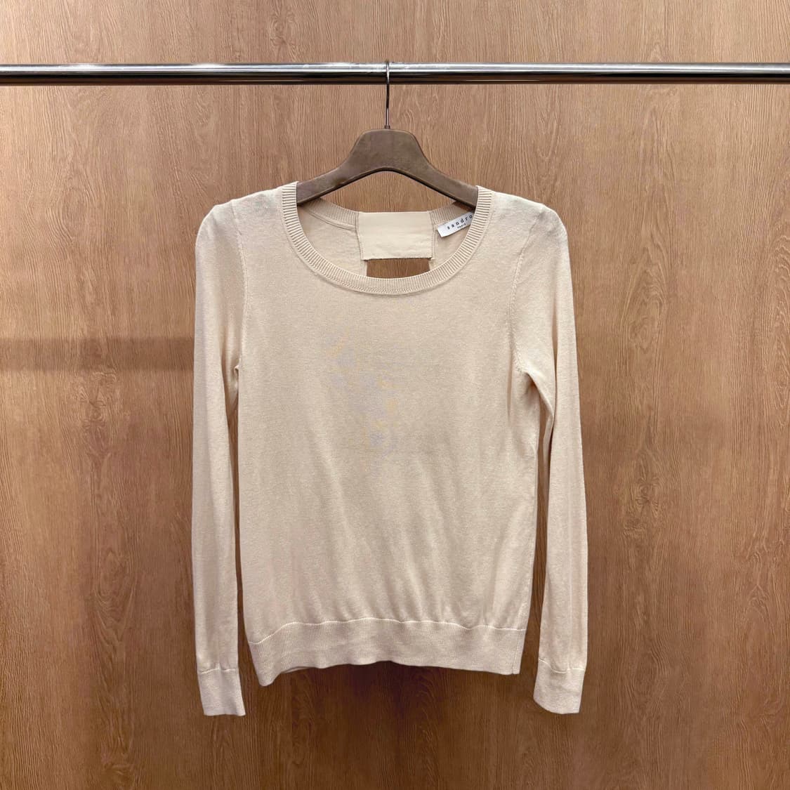 산드로 니트 탑 백 오픈 컷아웃 디테일 라운드넥 슬림핏 베이지 상품이미지2