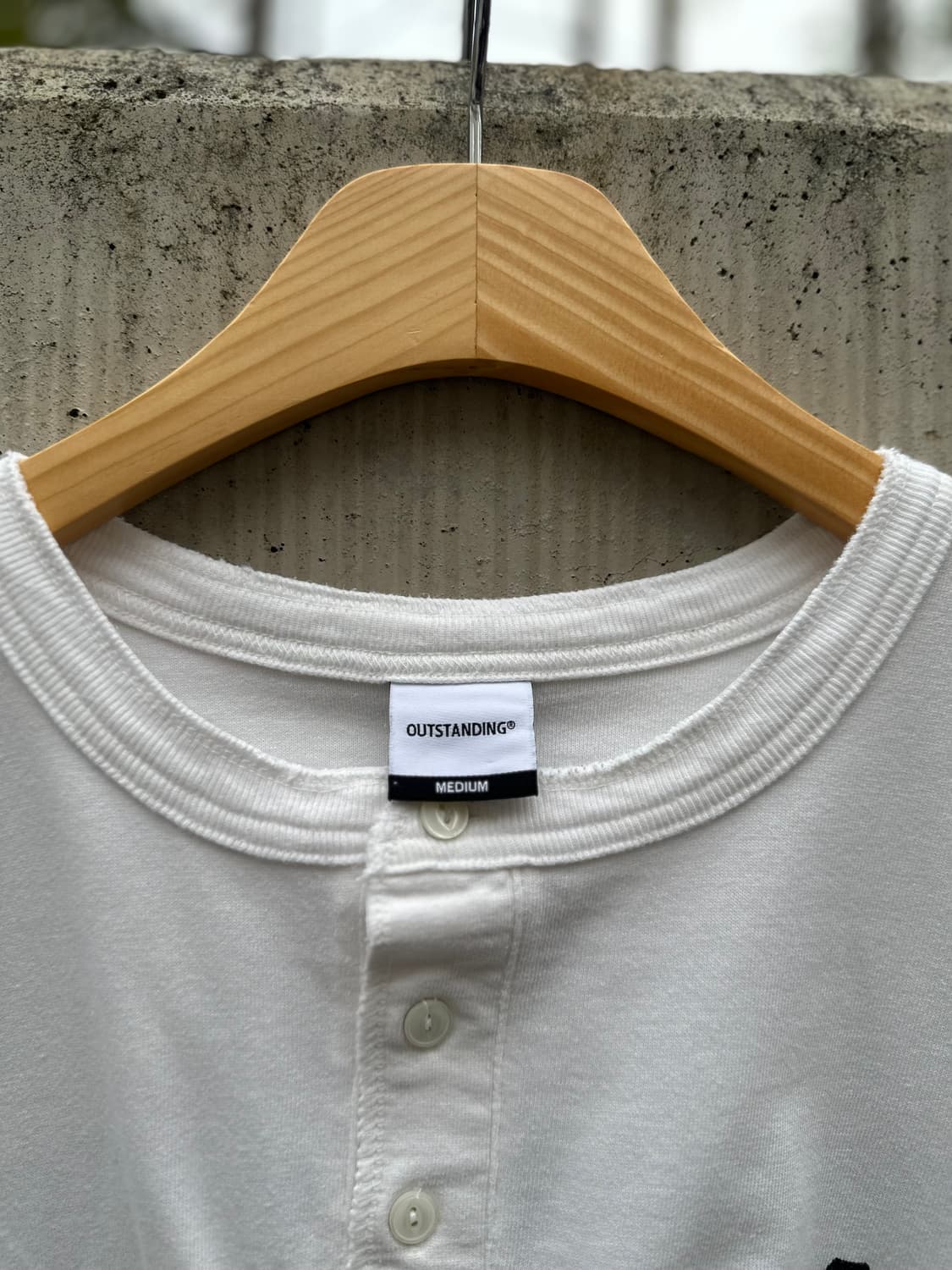 아웃스탠딩 x 유니폼 브릿지 P.W 헨리넥 티셔츠 상품이미지4