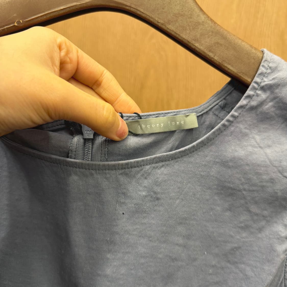 띠어리 럭스 라운드넥 슬리브리스 백 지퍼 디테일 레귤러핏 라이트 퍼플 상품이미지6