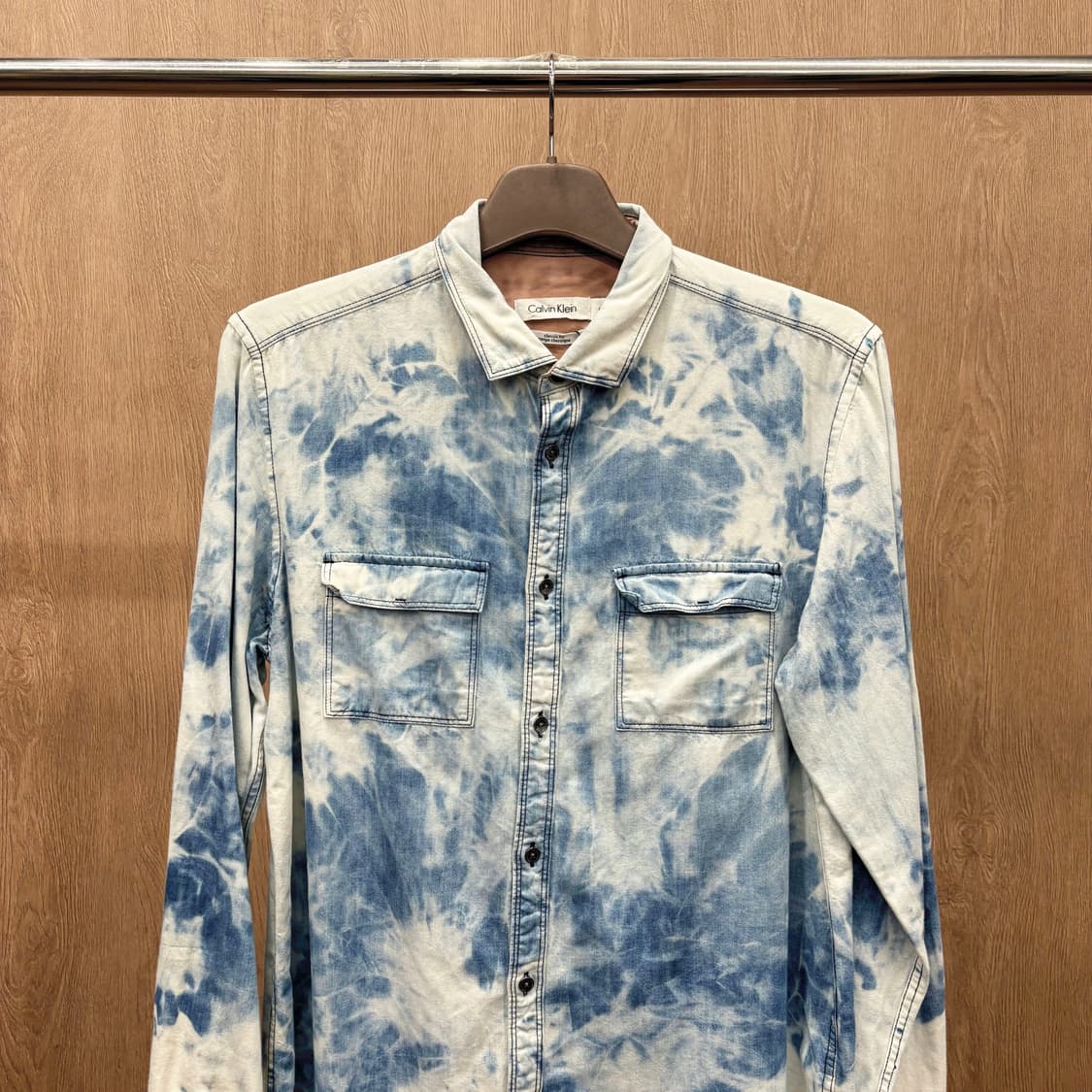 캘빈클라인 클래식 코튼 데님 셔츠 타이다이 워싱 플랩 포켓 디테일 블루 상품이미지4
