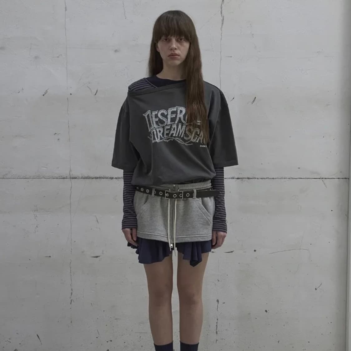 ASYMMETRIC PRINTED T-SHIRT (DARK GREY) 상품이미지1