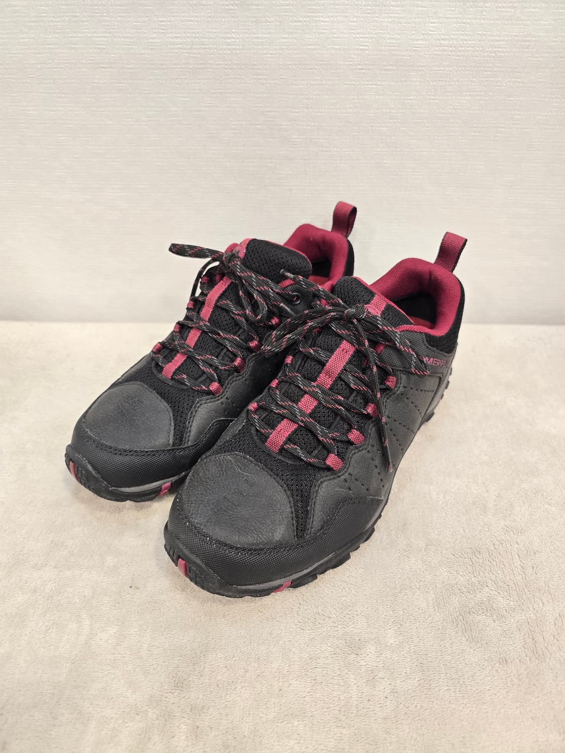 머렐 여성 트레킹화 블랙/레드 240~245 상품이미지1