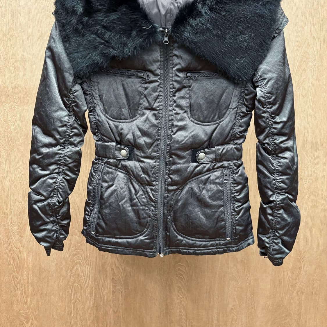 막스앤코 슬림핏 숏 퀄팅 패딩 자켓 넥 라인 블랙 퍼 트리밍 디테일 차콜 상품이미지5