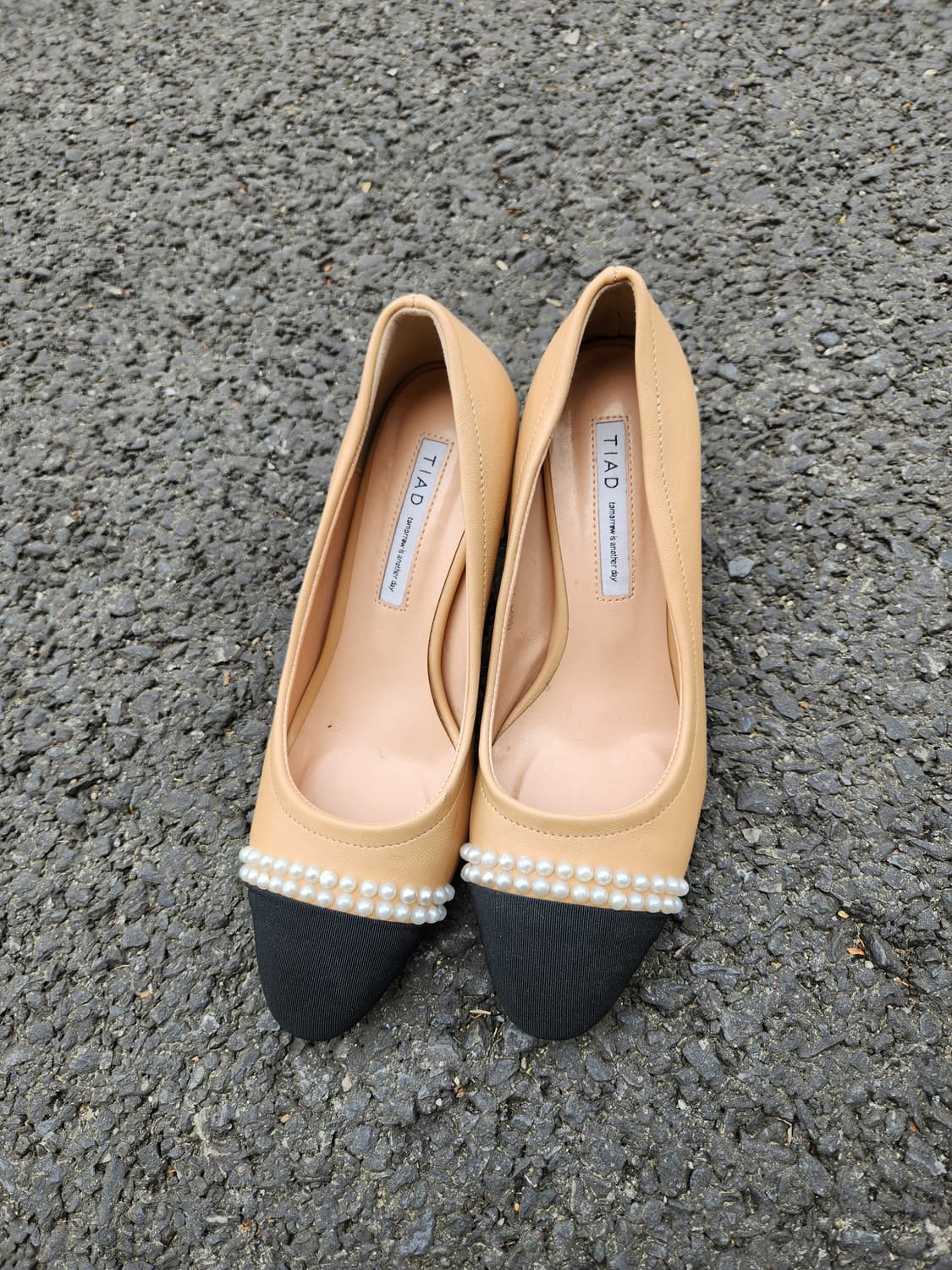 TIAD 진주 장식 여성 펌프스 베이지/블랙235 상품이미지1