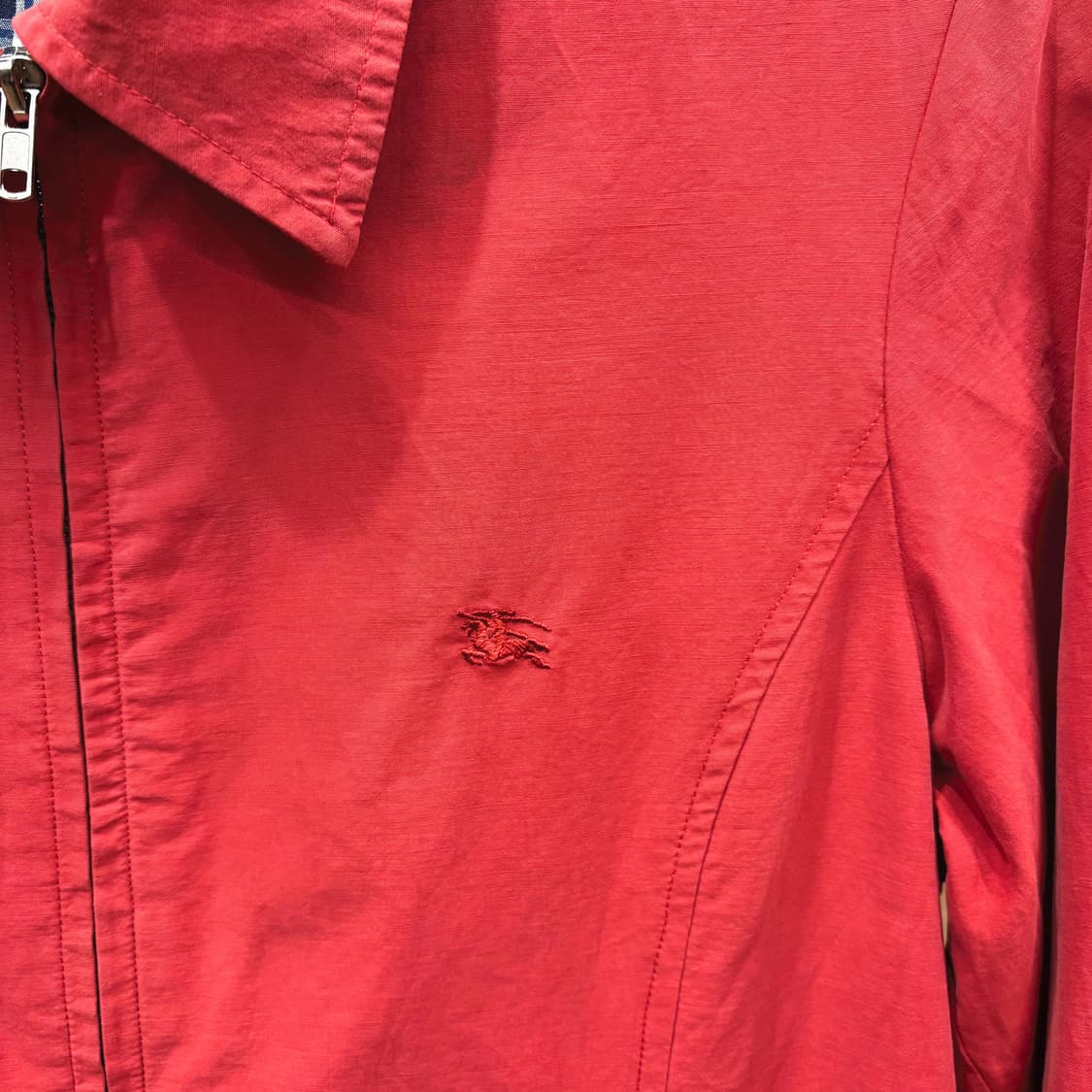 버버리 런던 코튼 카라 자켓 로고 자수 사이드 밴딩 디테일 레귤러핏 레드 상품이미지6