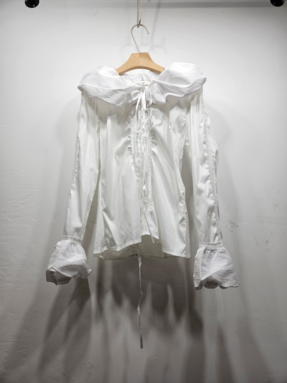 화이트 러플 블라우스 [새상품] 상품이미지1