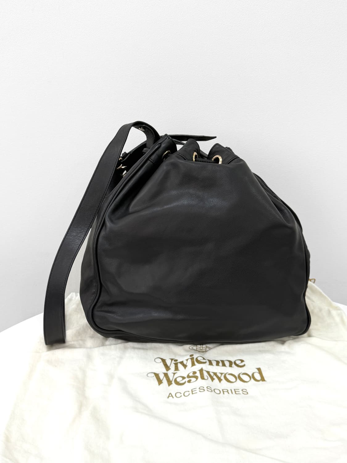 비비안웨스트우드 골드 플레이트 드로스트링 버킷백 상품이미지2