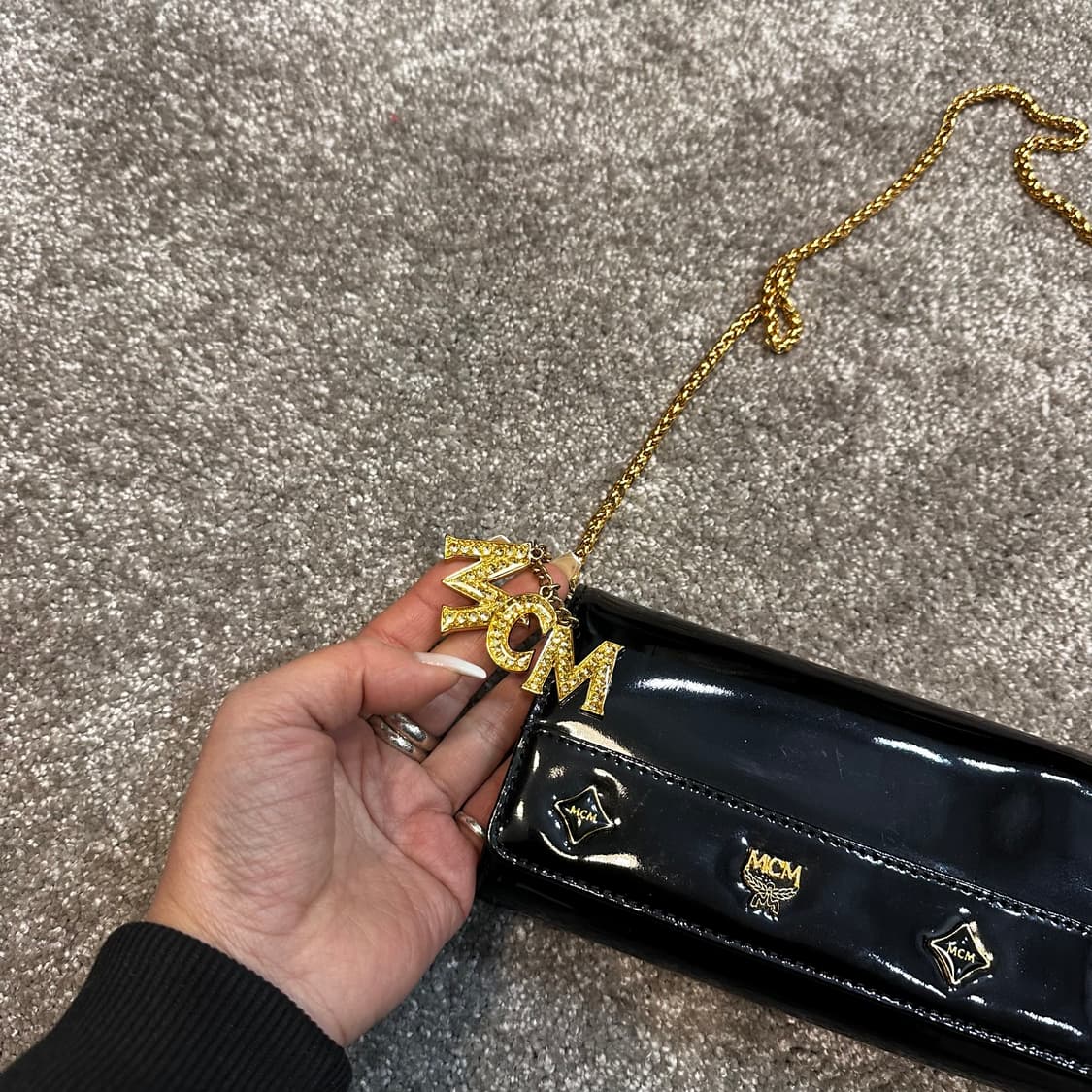 엠씨엠 블랙 페이턴트 가죽 체인백 상품이미지1