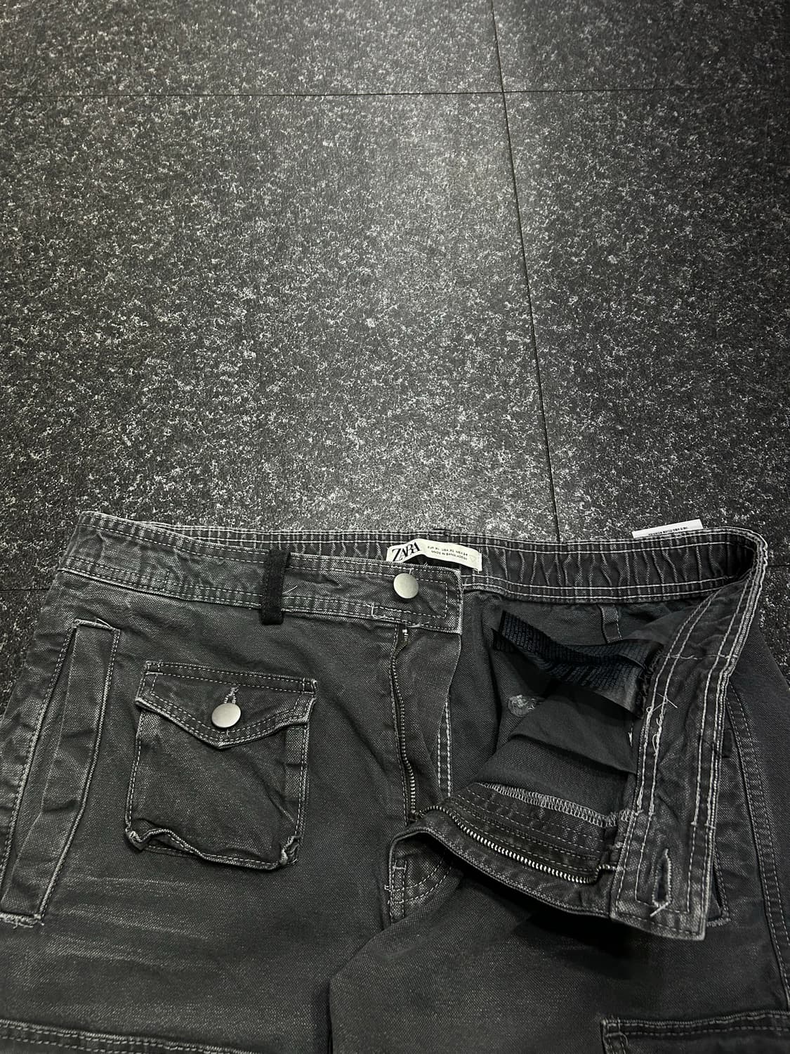 Zara의 워시드 릴랙스드 핏 데님 카고 팬츠 상품이미지3