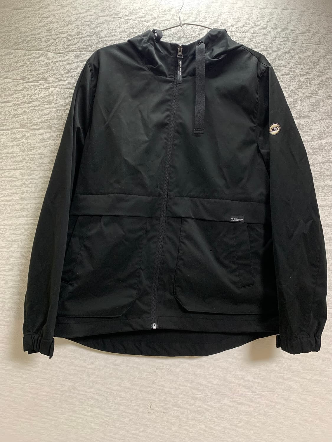 스케쳐스 블랙 후드 바람막이 자켓 상품이미지1