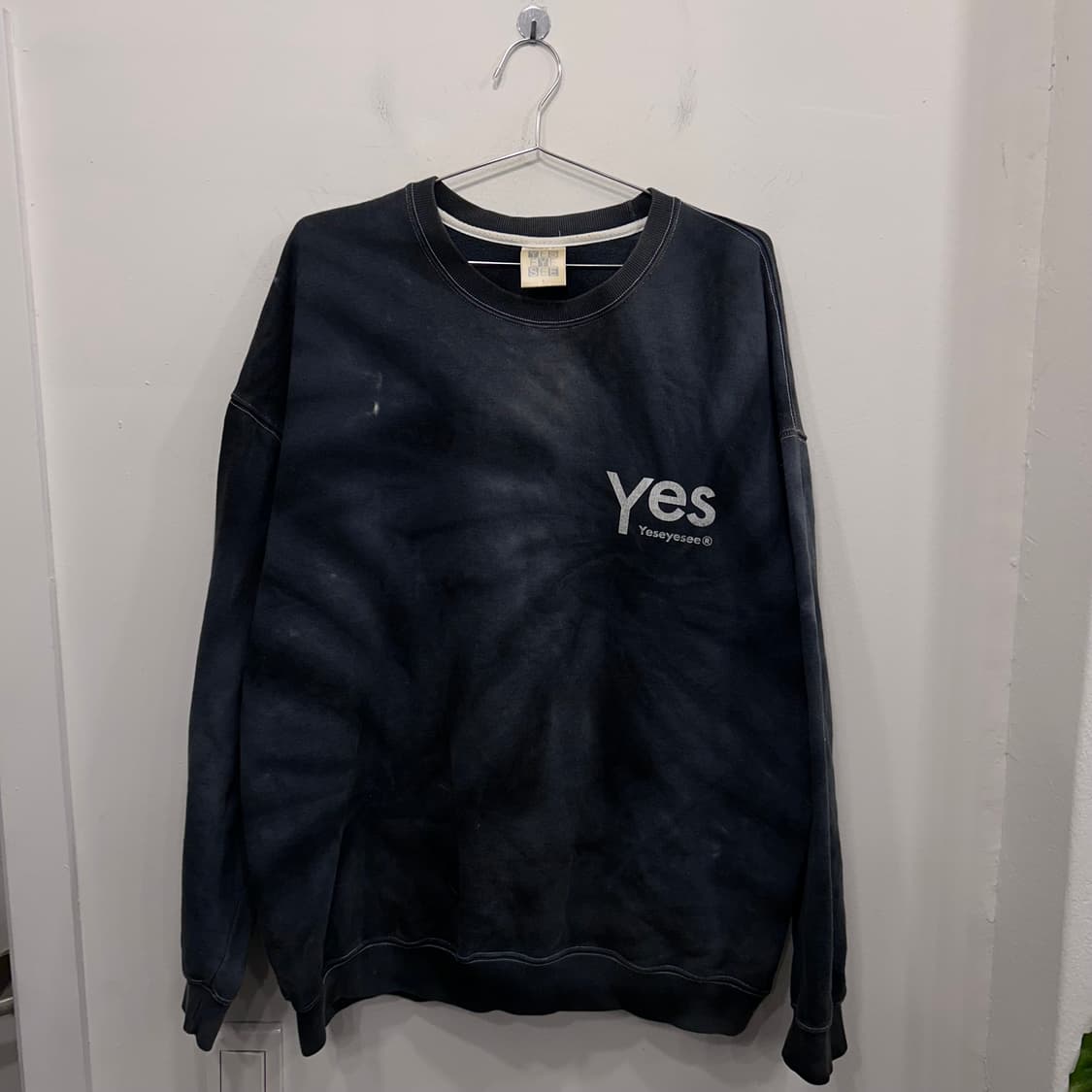 예스아이씨 스몰로고 나염 피그먼트 오버핏 맨투맨 상품이미지2