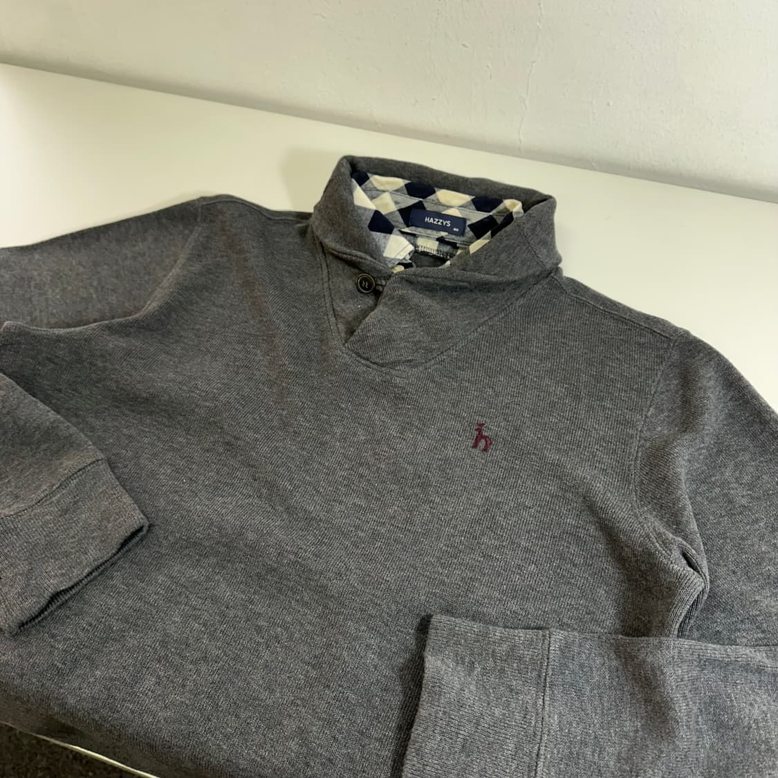 100 헤지스 차콜 셔츠 레이어드 카라 울 니트 상품이미지1