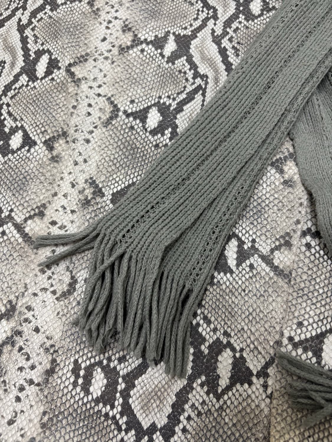 “Vintage” Grunge Mood Grey Scarf 상품이미지4