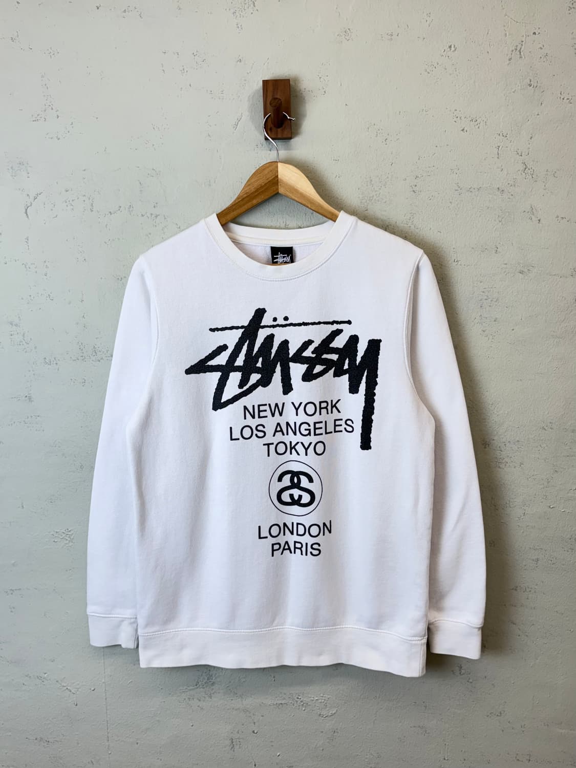 스투시 월드투어 화이트 맨투맨 상품이미지1