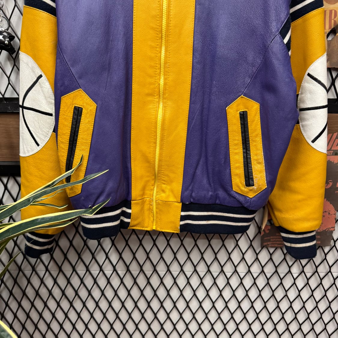 90s USA VINTAGE 레더 바시티자켓 후면 농구공 자수 포인트 상품이미지4