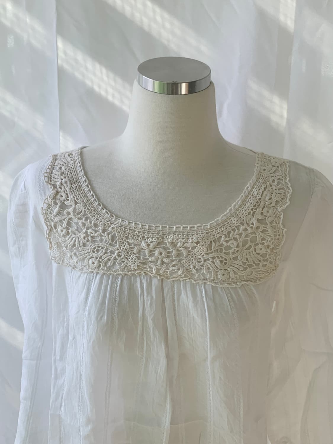 화이트 크로쉐 자수 블라우스 상품이미지2