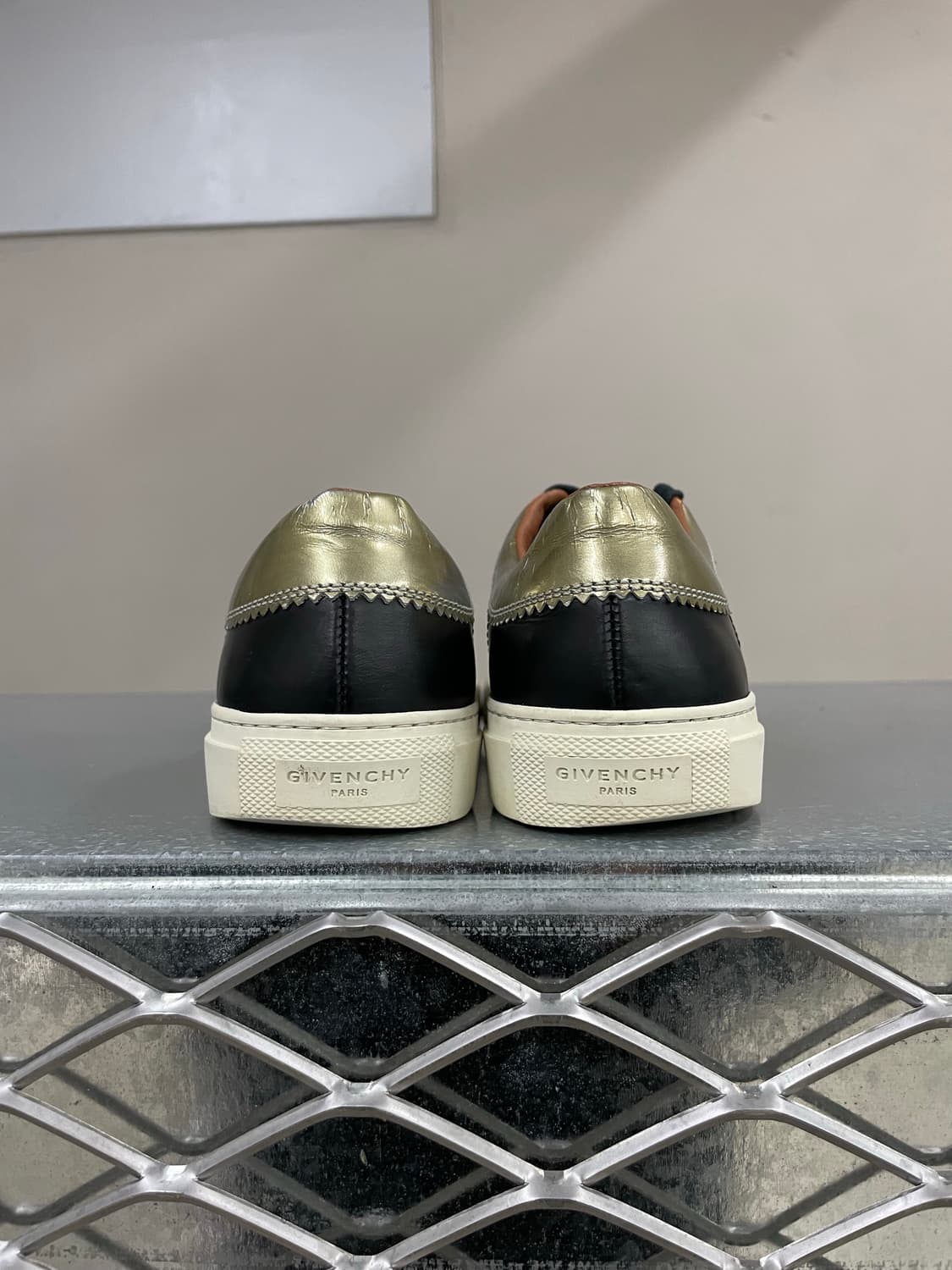 지방시 블랙 레더 스니커즈 38 상품이미지3