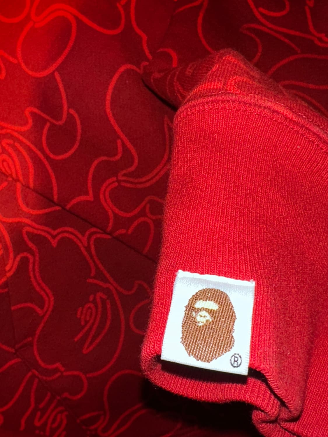 베이프 샤크후드 레드 상하이 매장판 상품이미지2