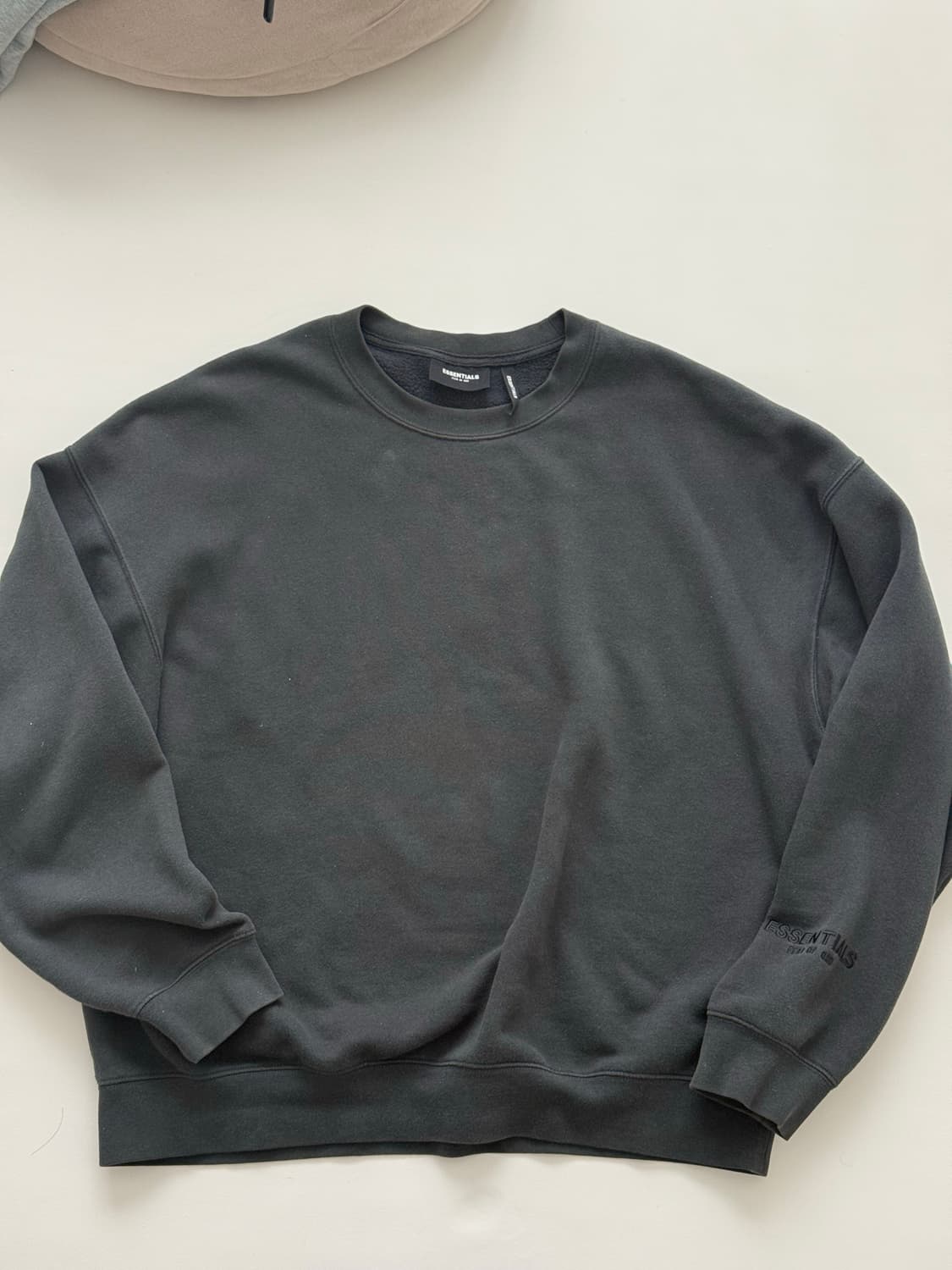 [M] 피오갓 에센셜 리플렉티브 로고 맨투맨 블랙 상품이미지2