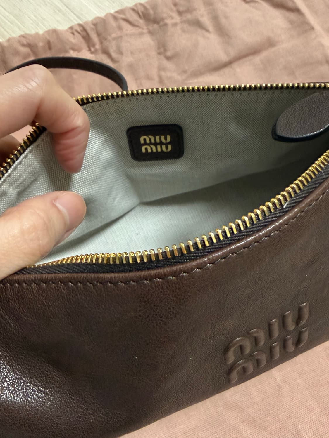 미우미우 나파 파우치 원통 호보백 브라운 상품이미지2
