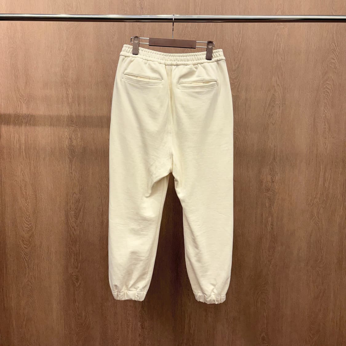 준지 조거 팬츠 톤온톤 로고 자수 허리 밴딩 포켓 탭 디테일 아이보리 상품이미지3