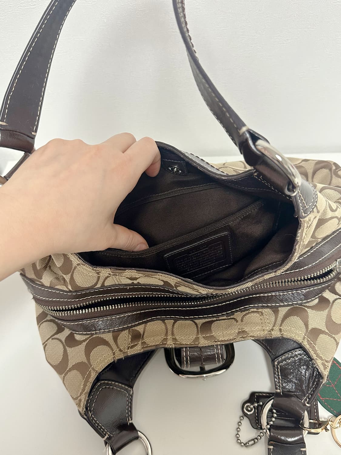 코치 버클 숄더백 상품이미지5